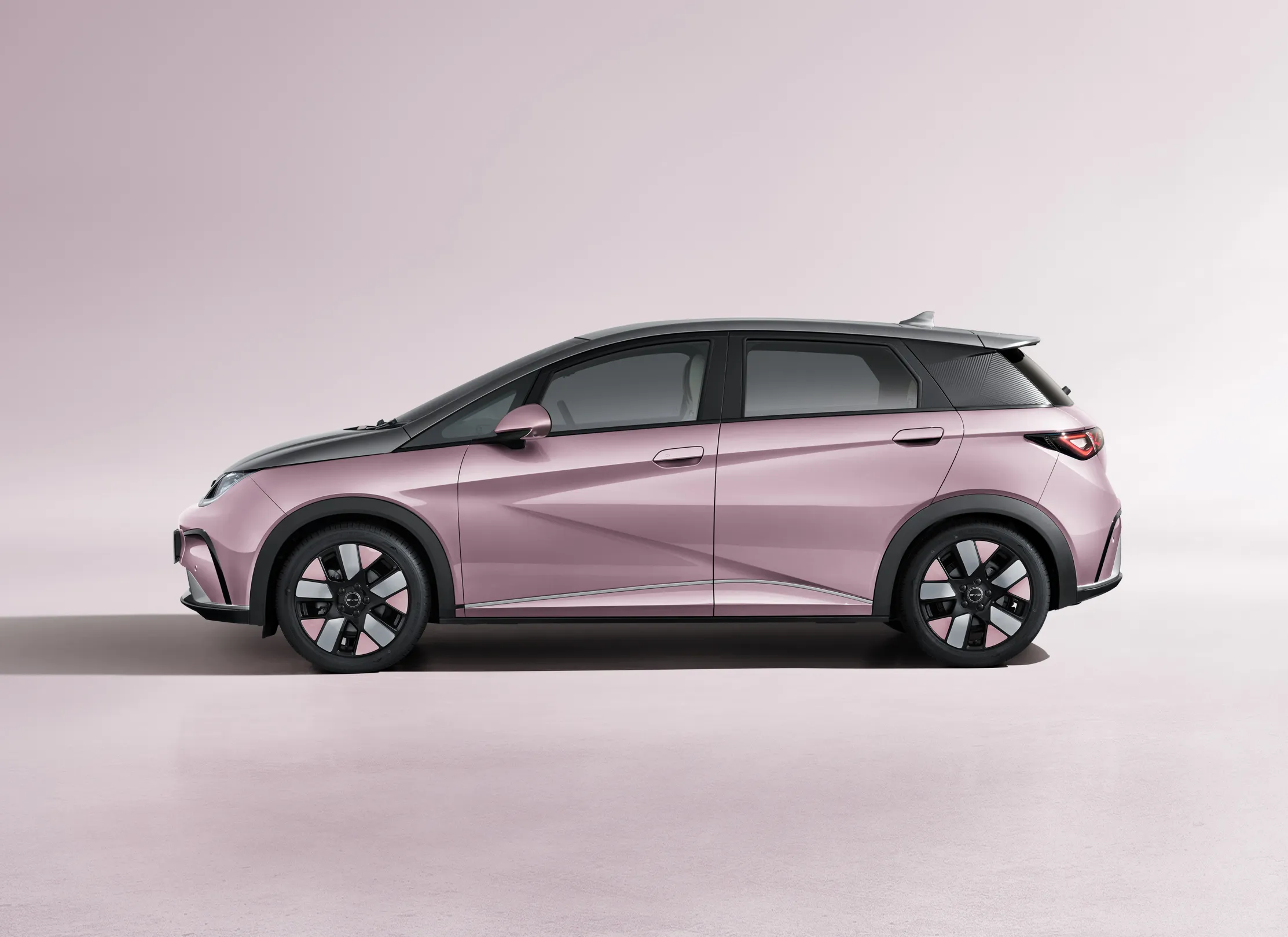 Tampilan Luar BYD Dolphin Premium Extended Range warna Coral Pink