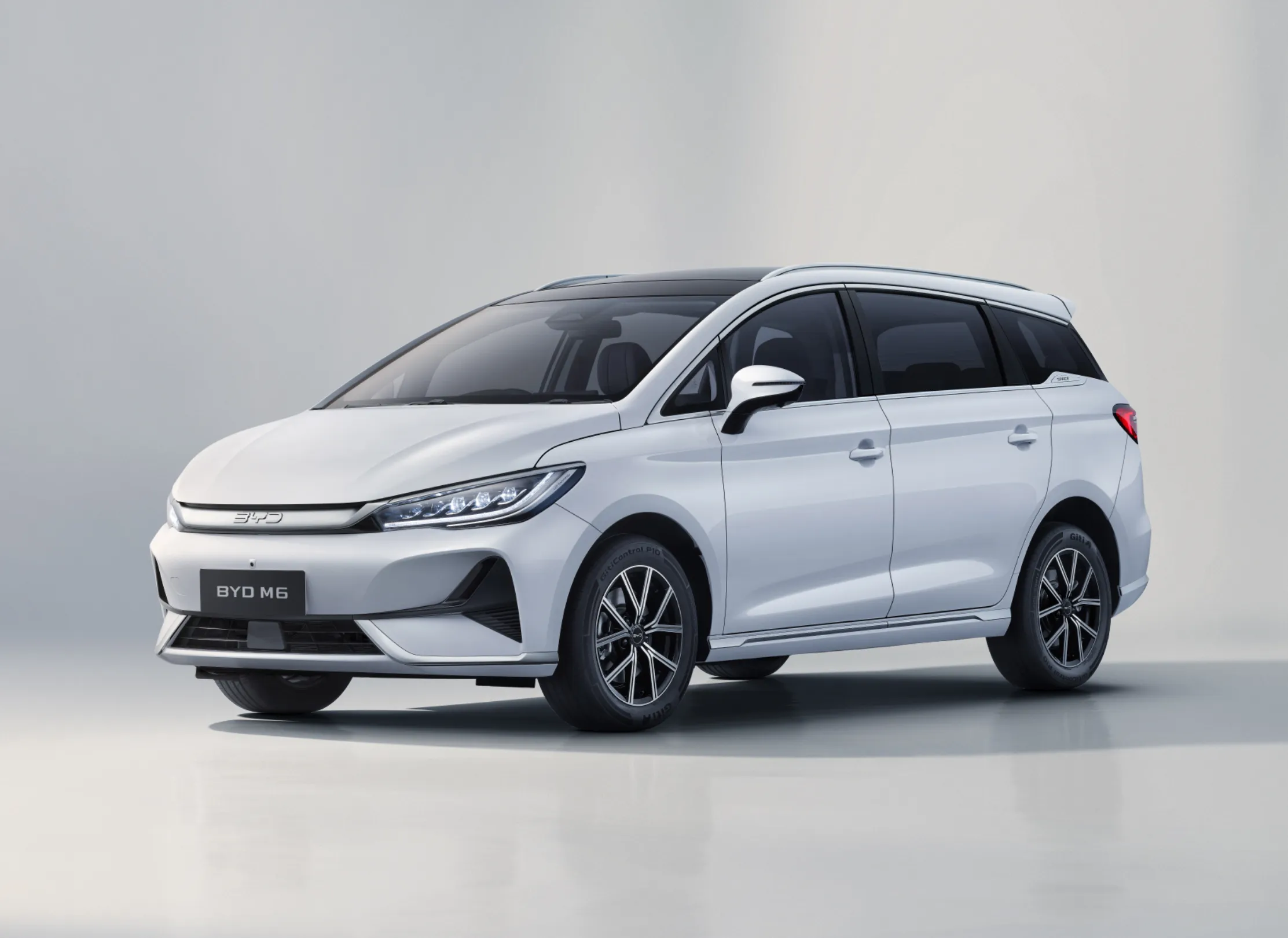 Tampilan Luar BYD M6 Standard 7-Seater warna Crystal White