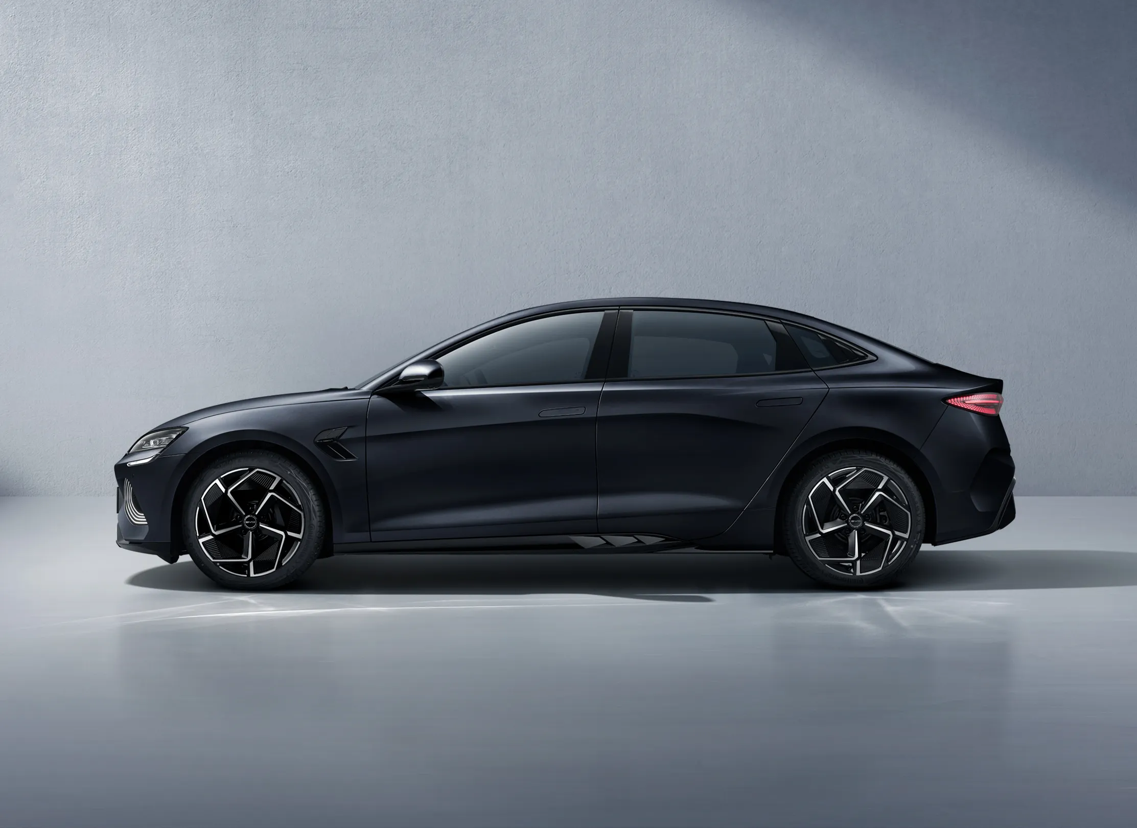 Tampilan Luar BYD SEAL Performance warna Cosmos Black